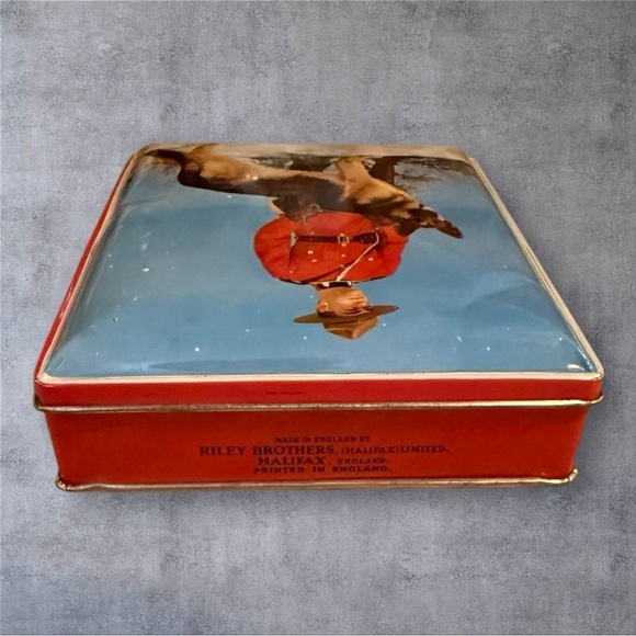 Vintage Riley's Toffee tin featuring a "Canadian Mountie on Guard" - Picture 4 of 9